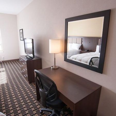 Western Star Inn & Suites Stoughton Room photo