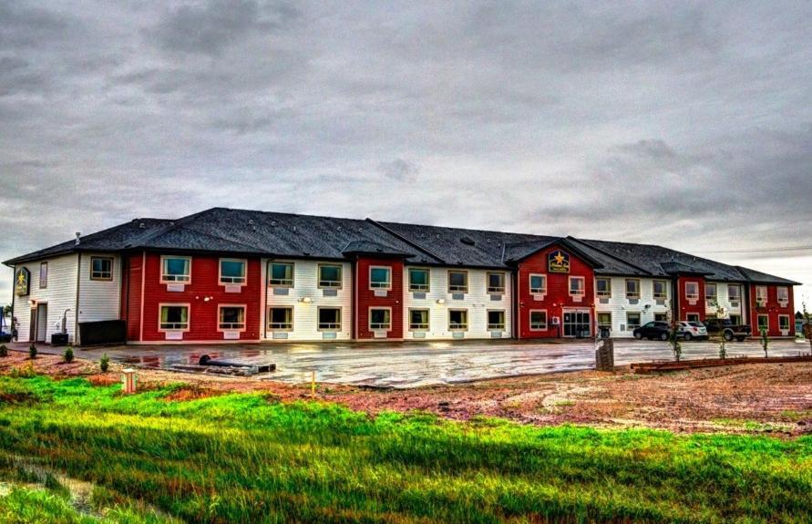 Western Star Inn & Suites Stoughton Exterior photo